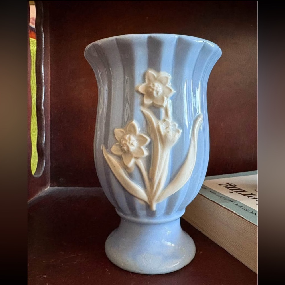 Gorgeous vintage blue & cream daffodil vase